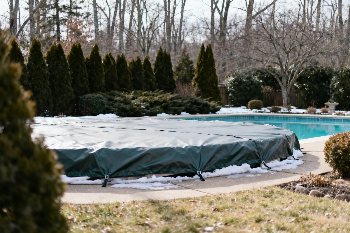 Hivernage de la piscine : méthode complète et étapes