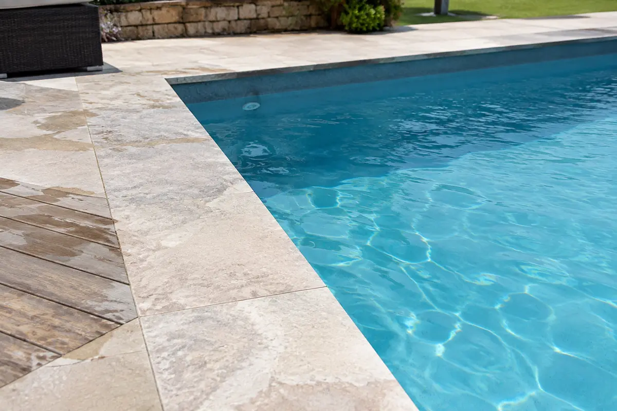 Revêtement piscine : Quel choisir pour sublimer votre bassin ?
